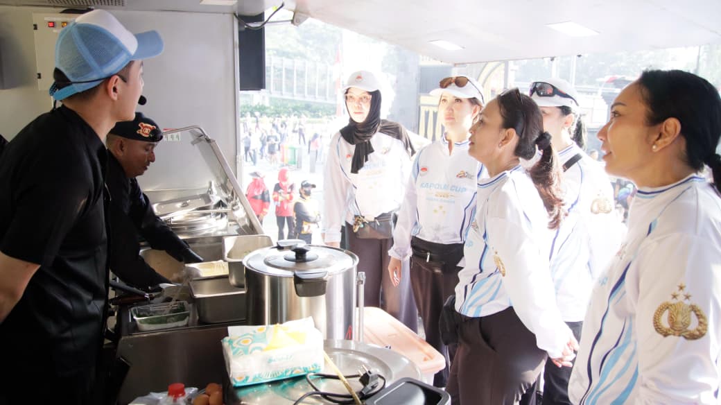 250 Porsi Nasi Goreng Chef Hideki Habis Dibagikan di CFD Polda Metro Jaya