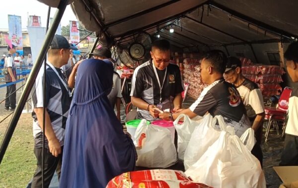Polri Bagikan Souvenir Gratis di Pasar Rakyat Hari Bhayangkara ke-80
