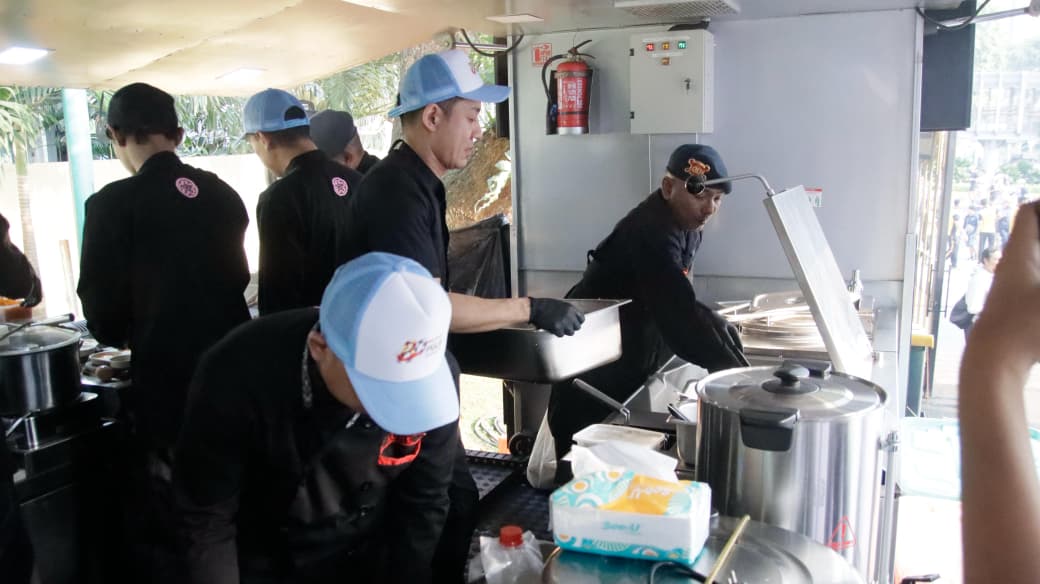 Chef Hideki dan Polda Metro Jaya Ciptakan Momen Kebersamaan di CFD Bhayangkara ke-80