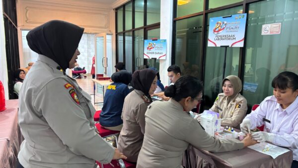 Kegiatan donor darah Polda Metro Jaya dalam rangka Hari Bhayangkara ke-80 di Aula Lantai 2 Biddokkes Polda Metro Jaya
