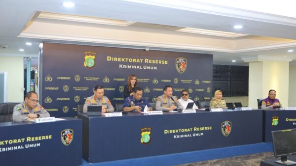 Kapolres Metro Jakarta Pusat Kombes Pol Dr. Reynold E. P. Hutagalung dalam konferensi pers perkembangan penanganan perkara Percetakan Mau Print di Polda Metro Jaya, Jumat, 3 Juli 2026.