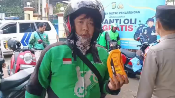 Ganti Oli Gratis Polsek Penjaringan Dirasakan Manfaatnya oleh Ojol