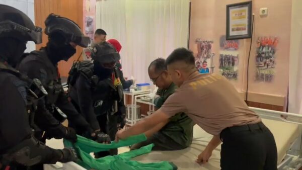 Brimob Polda Metro Jaya Patroli Cipta Kondisi, Bantu Pengemudi Ojol Kecelakaan di Kebun Sirih