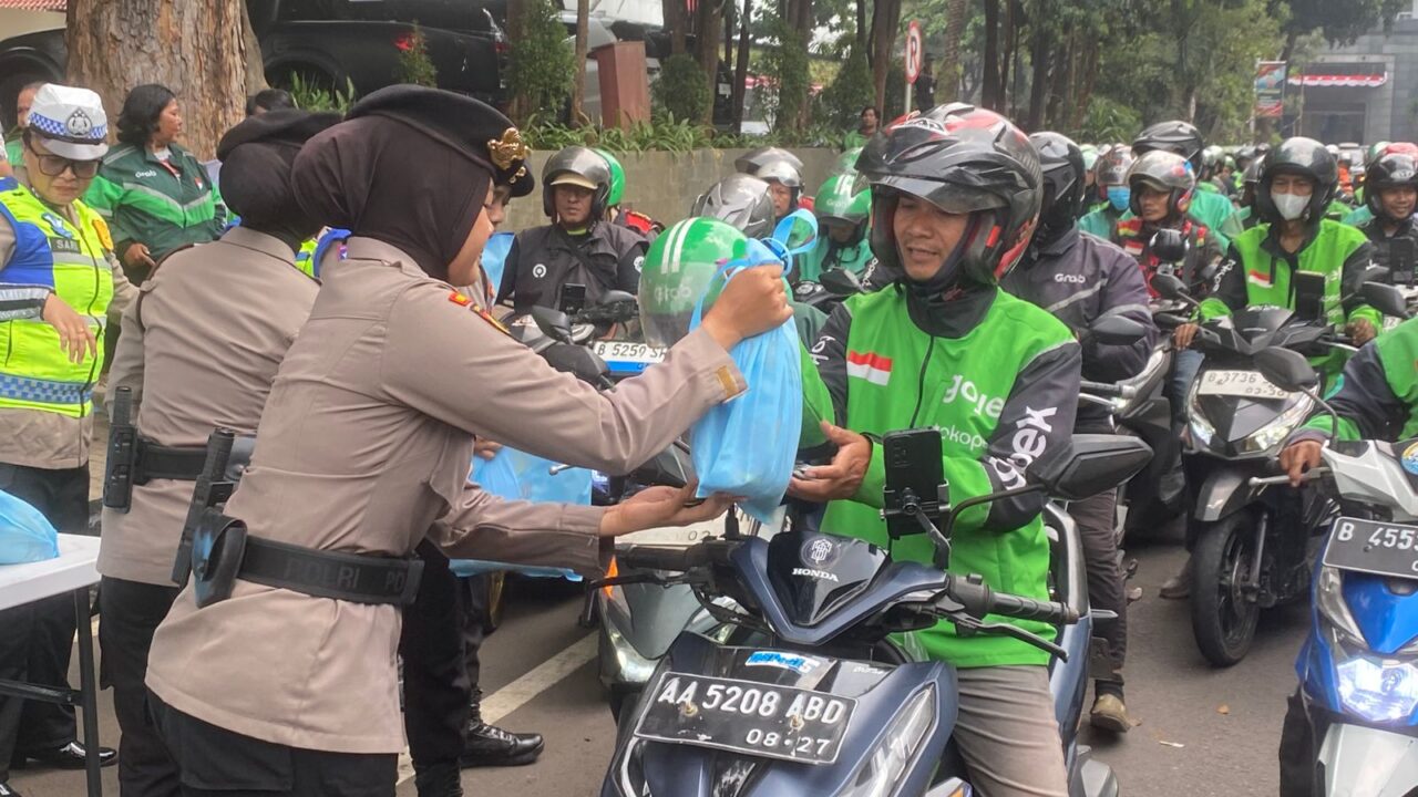 Jumat Peduli, Polda Metro Jaya Berbagi Sembako kepada Pengemudi Ojol