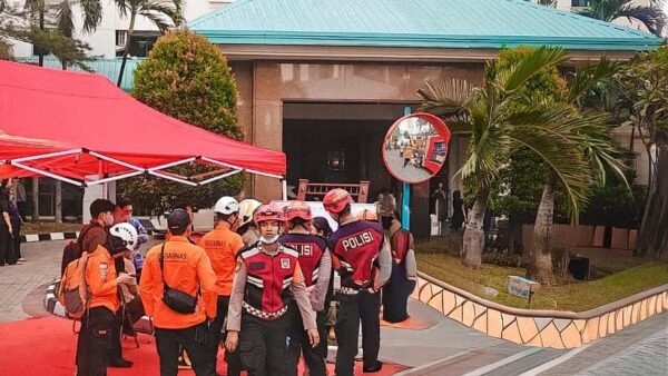 Petugas Gabungan Evakuasi Penghuni Saat Kebakaran Apartemen Pavilion Tanah Abang