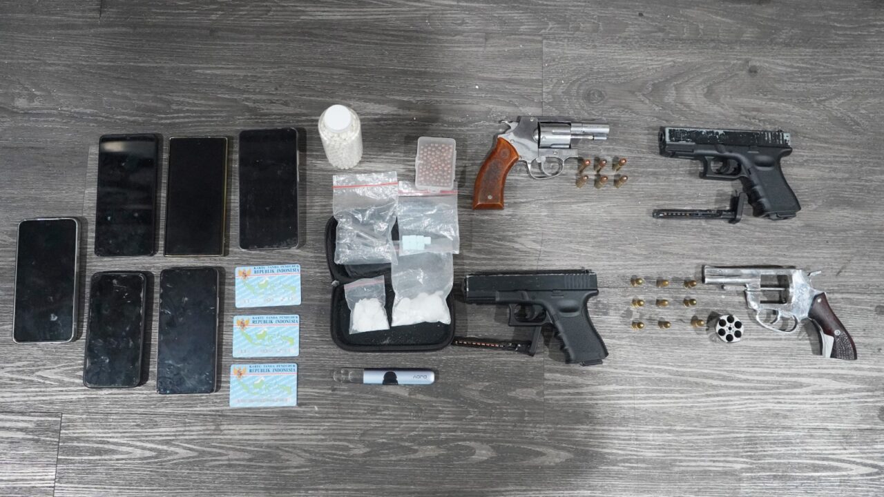 POLDA METRO JAYA MEMBONGKAR SINDIKAT PENGEDAR NARKOTIKA BERBAGAI JENIS SERTA KEPEMILIKAN 4 PUCUK SENJATA API