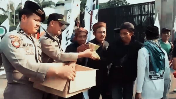 Pelayanan Humanis, Polisi Berbagi Roti dan Air di Tengah Aksi