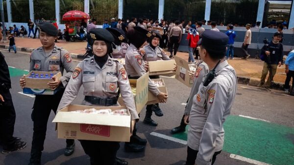 Pelayanan Humanis di DPR, Polisi Bagikan Konsumsi kepada Massa Aksi