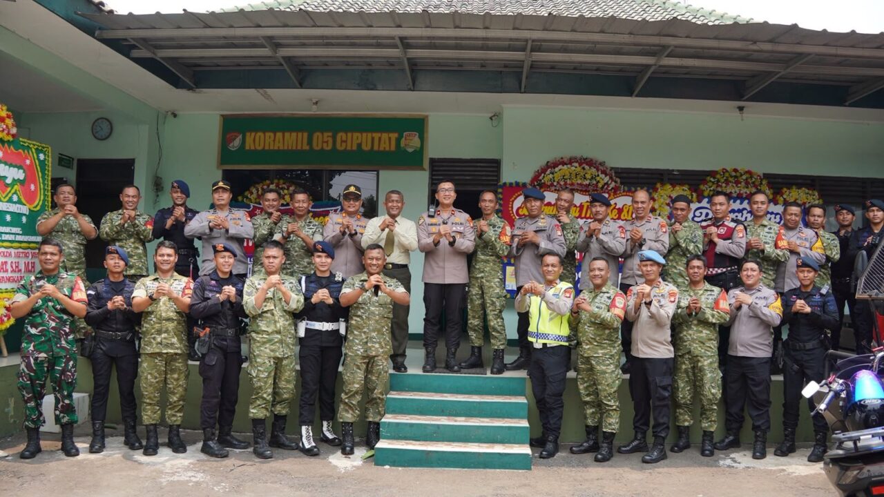 Brimob Metro Jaya Sambangi Koramil 05 Ciputat di HUT ke-81 TNI