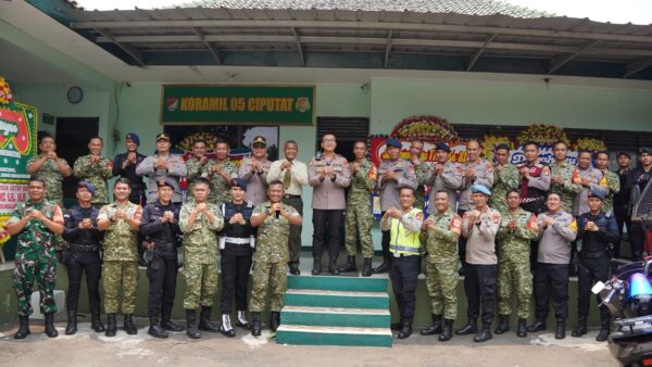 Brimob Metro Jaya Sambangi Koramil 05 Ciputat di HUT ke-81 TNI