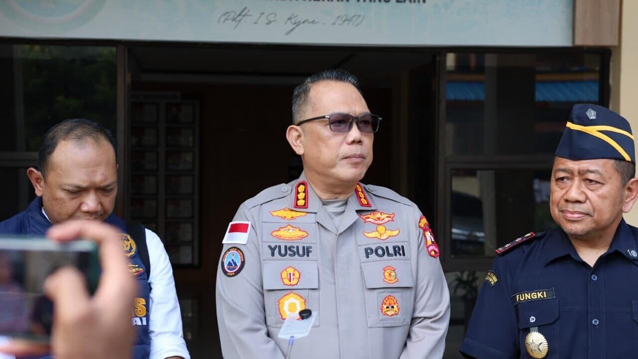SINERGITAS BEACUKAI DAN SATGAS KEPOLISIAN OPERASI DAMAI CARTENZ DALAM UPAYA MENGAGALKAN PENYELUNDUPAN AMUNISI DI PERAIRAN JAYAPURA