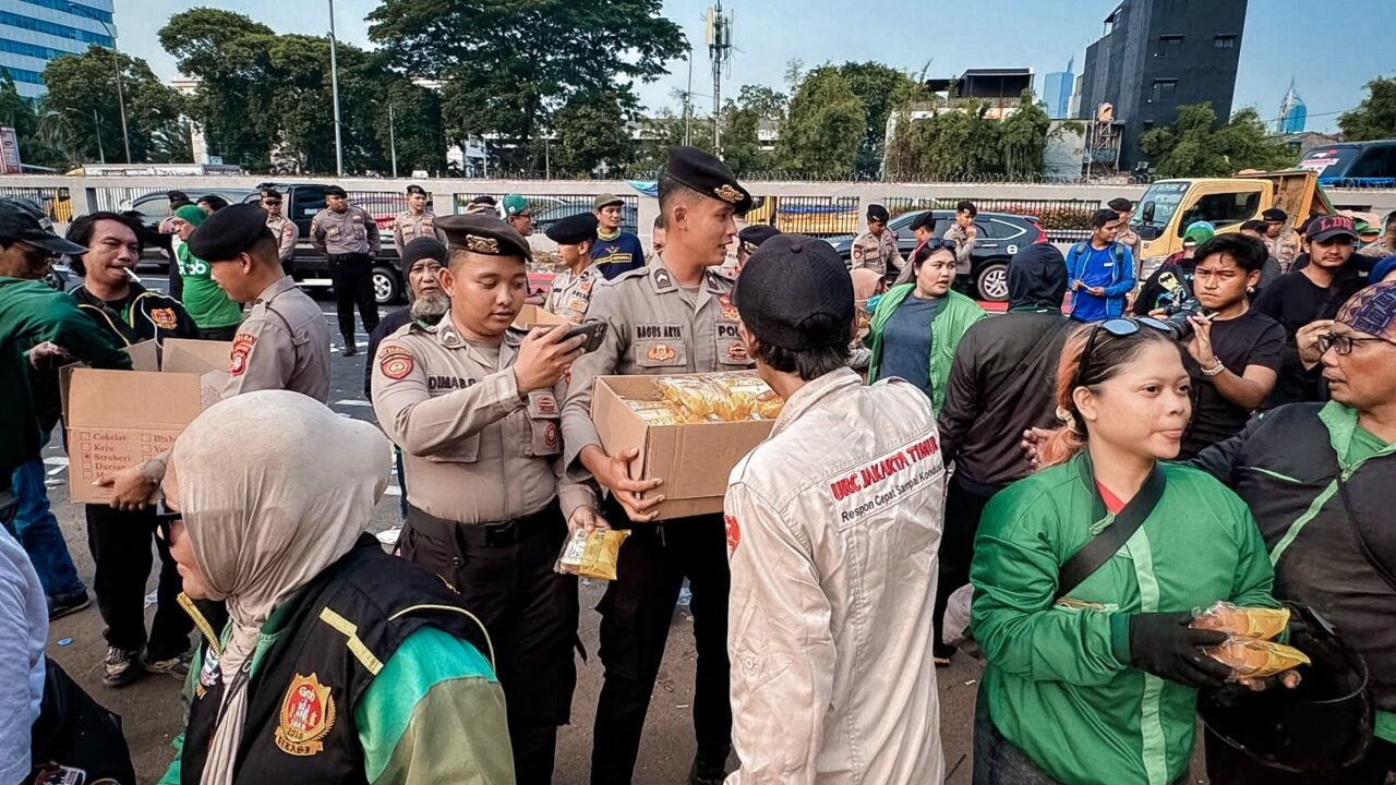 Polisi Bagikan Snack dan Air Minum kepada Peserta Aksi dari Unsur Ojol di DPR