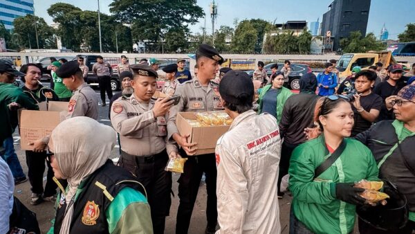 Polisi Bagikan Snack dan Air Minum kepada Peserta Aksi dari Unsur Ojol di DPR
