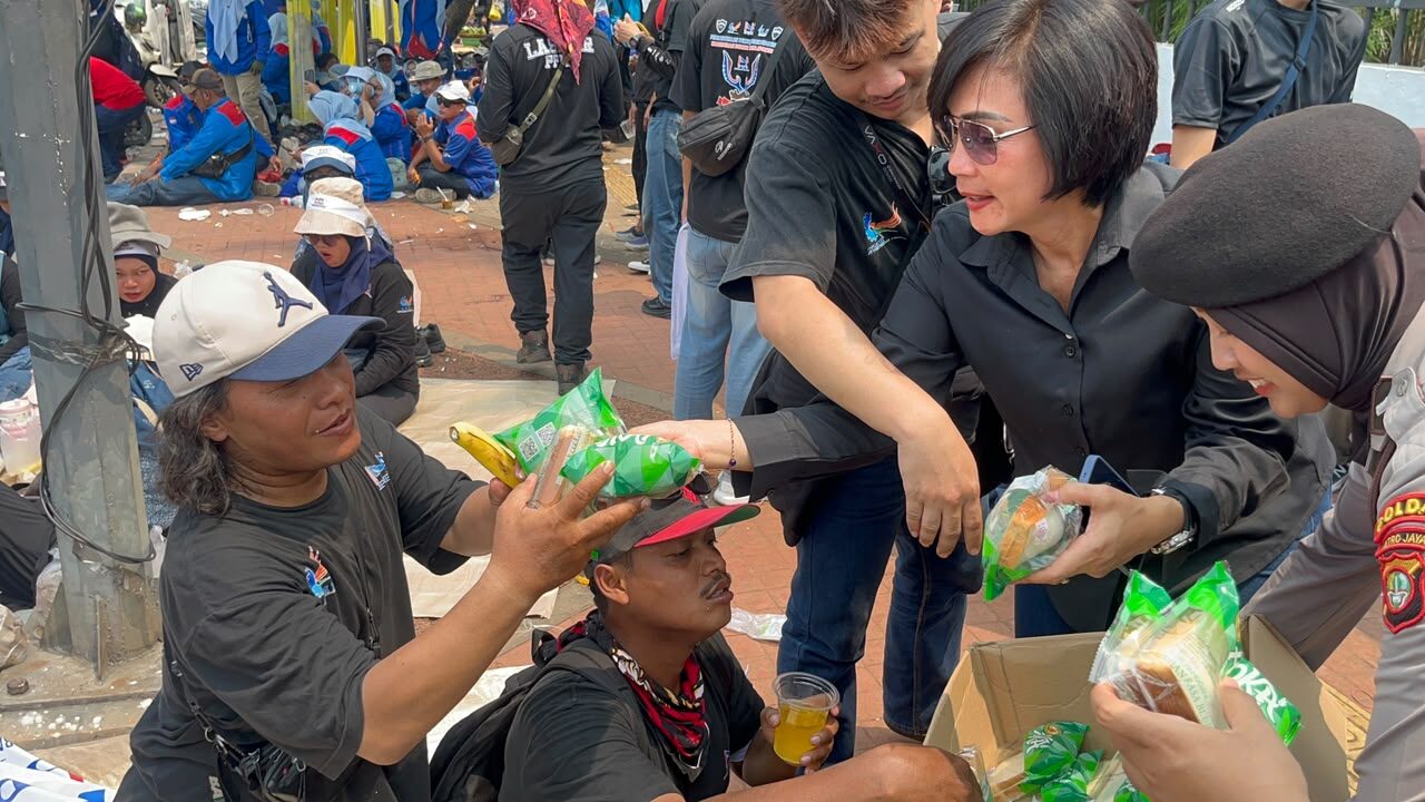 Polisi Bagikan Makanan dan Minuman kepada Peserta Aksi Buruh di DPR